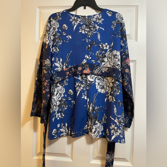 Suzanne Betro Women’s Division:S-Signature
TWIN PRINT TIE WAIST TOP Size S NWT - Picture 5 of 11